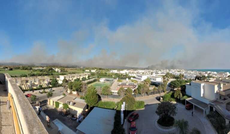 Galleria foto 'Incendi nel Salento, evacuata struttura turistica a Ugento: fiamme alimentate dal vento' - foto 1