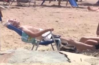 Usa, Biden si rilassa in spiaggia. Repubblicani attaccano: “E’ sempre in vacanza” – Video