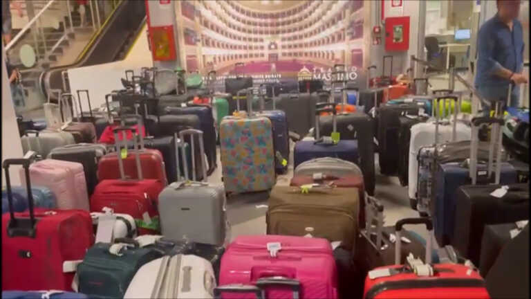 Galleria foto 'Caos in aeroporto Palermo, centinaia di bagagli stipati in aria arrivi' - foto 1