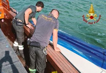 Galleria foto 'Venezia, scontro tra due barche in Laguna: tre persone salvate' - foto 1