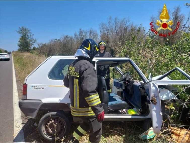 Auto fuori strada nel Brindisino: paura per un anziano e la nipotina di 9 anni