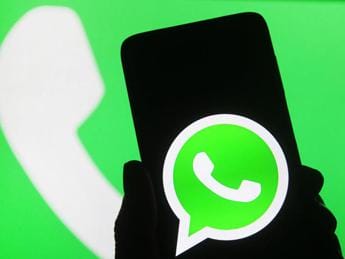 Galleria foto 'WhatsApp down, problemi anche su web: cosa succede' - foto 1
