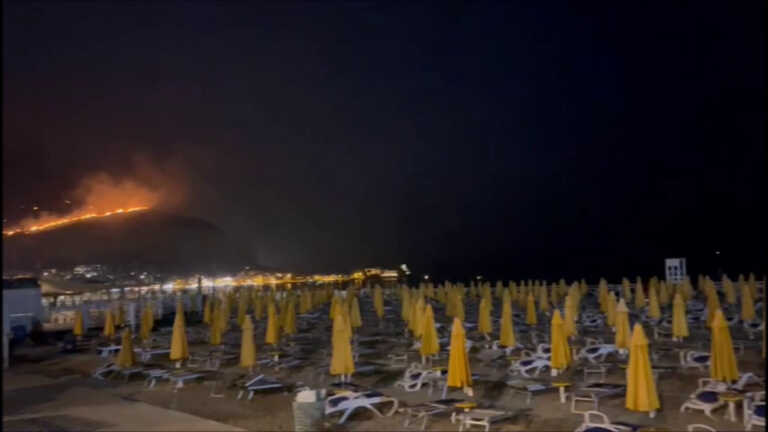 Galleria foto 'Incendi a Palermo, famiglie in fuga dalle case di Capo Gallo' - foto 1