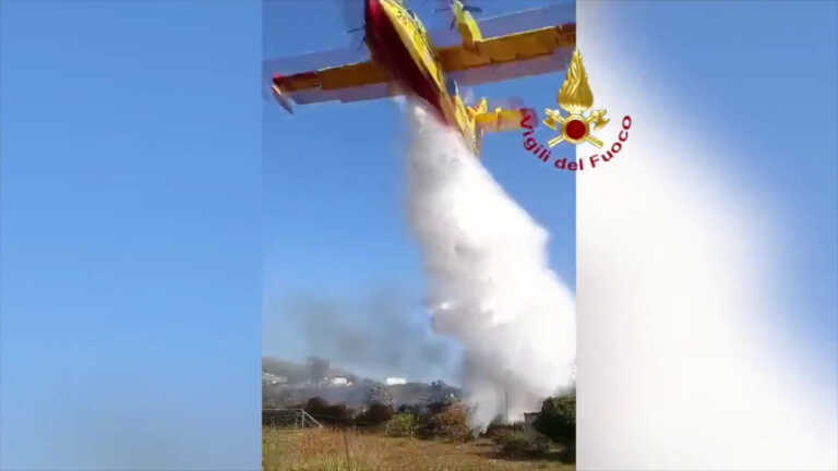 Galleria foto 'Incendio sull’isola di Vulcano, minacciate alcune abitazioni' - foto 1