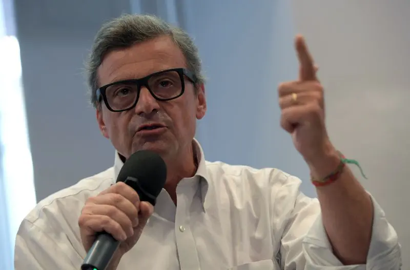 Galleria foto 'Calenda “Servono il salario minimo e il taglio delle accise”' - foto 1