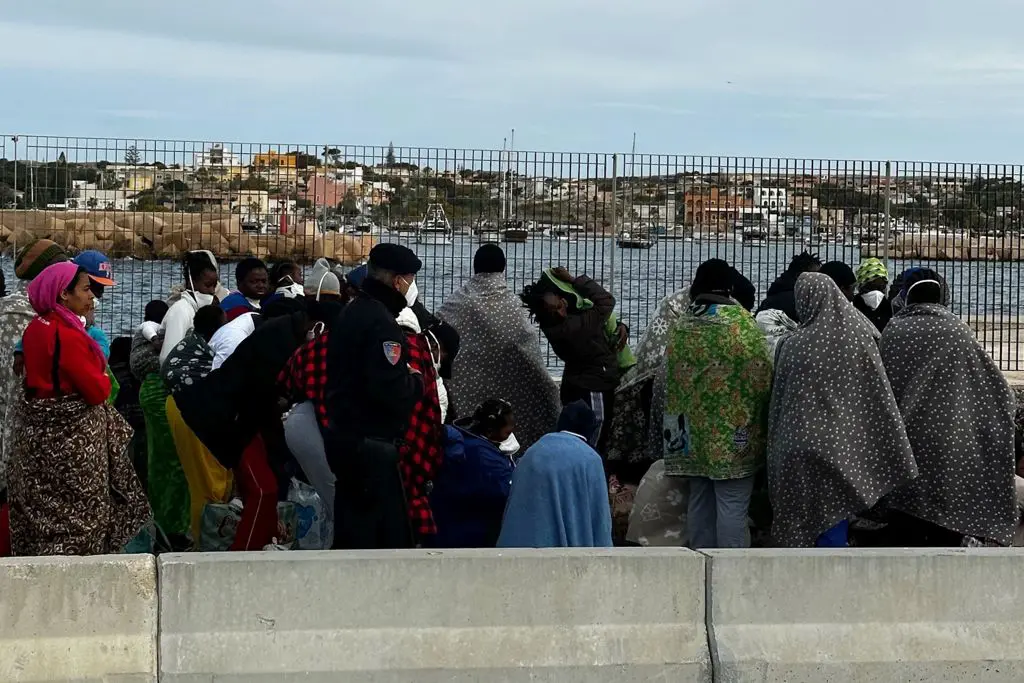 Galleria foto 'Record di sbarchi a Lampedusa, 4.024 persone in un hotspot strapieno' - foto 1
