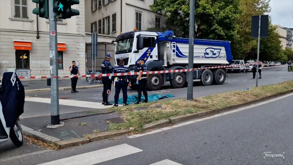 Galleria foto 'Milano, ciclista 28enne travolta da un camion in Porta Romana' - foto 1
