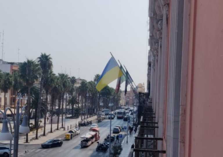 Anniversario dell’indipendenza dell’Ucraina: la bandiera giallo-blu sventola sulla facciata del Comune di Bari