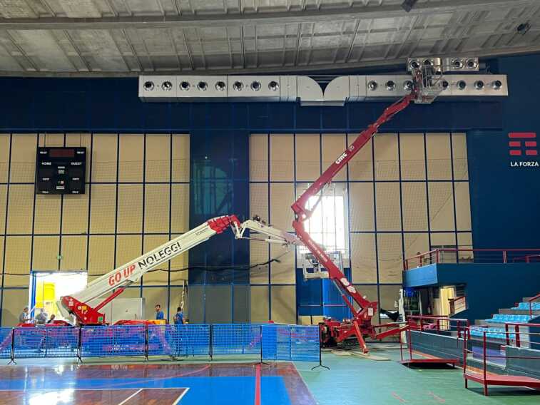Galleria foto 'EuroVolley, il Palaflorio si prepara agli ottavi di finale: procedono i lavori sull’impianto di climatizzazione' - foto 1