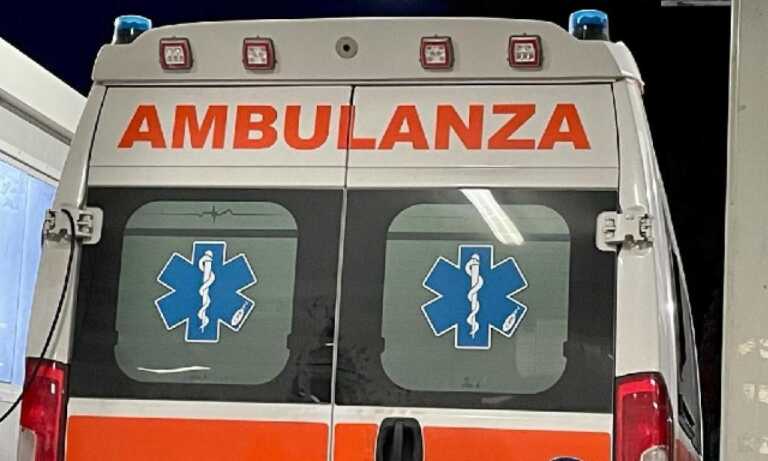 Incidente sulla SS96, coinvolti auto e tir. Il bilancio è di sette feriti