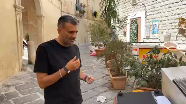 Bari, Decaro sui social denuncia l’abbandono di rifiuti ingombranti nel centro storico |VIDEO