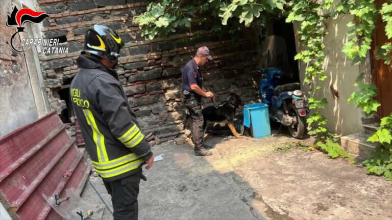 Galleria foto 'Armi e droga scovate dai carabinieri a Catania' - foto 1