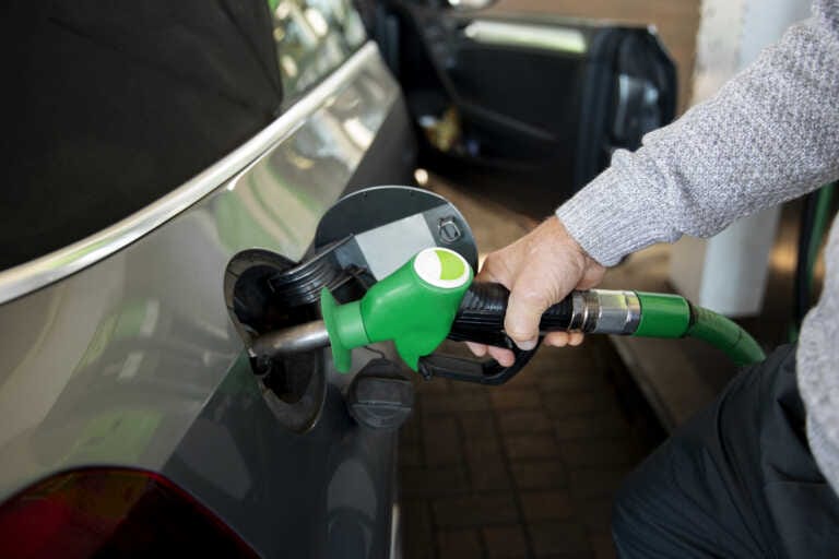 A Bari la benzina costa oltre la media: 1,949 euro al litro. In Puglia i prezzi più alti