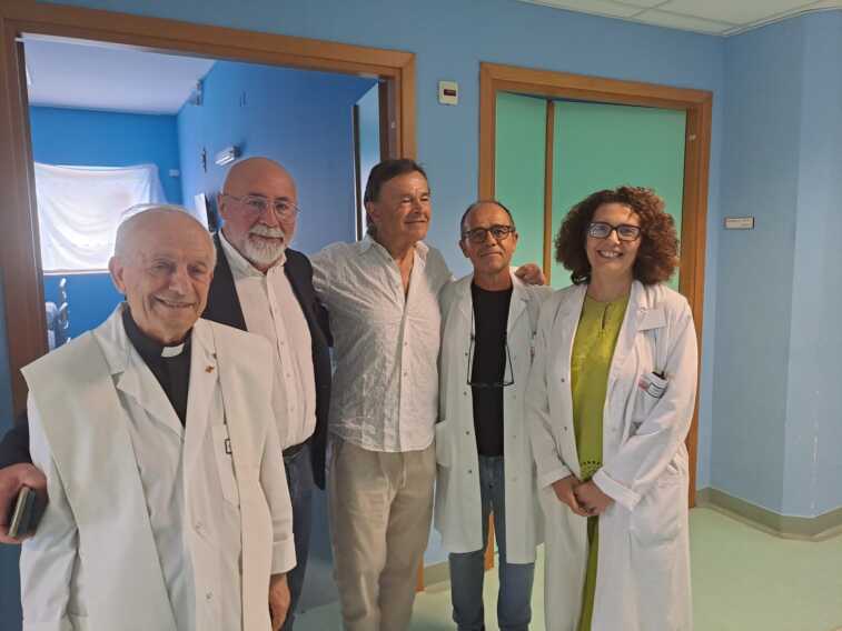 Galleria foto 'A un anno dal ricovero Dodi Battaglia torna a Castellaneta e dona tv per le stanze di degenza della Chirurgia' - foto 1