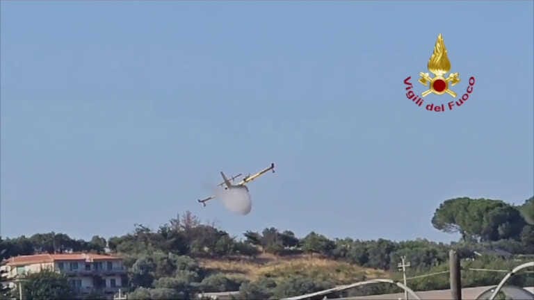 Galleria foto 'Fiamme nella periferia di Crotone, in azione due canadair' - foto 1