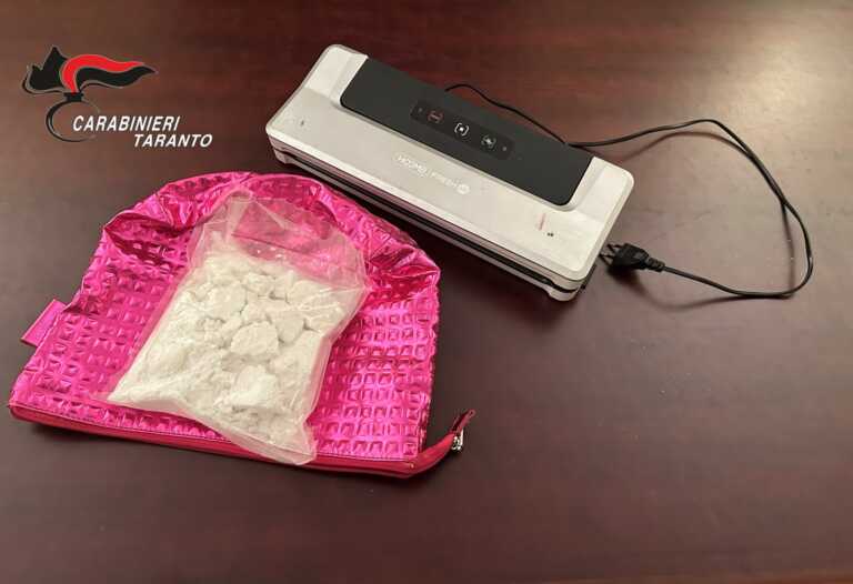 Sorpreso con mezzo chilo di cocaina tenta di fuggire sul terrazzo: 29enne arrestato a Taranto