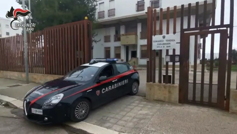 «È arrivata la tua ora» e tenta di accoltellare il vicino di casa: arrestato un 70enne a Mola di Bari