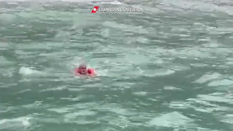 Galleria foto 'Turista soccorso in mare nel salernitano, le immagini' - foto 1