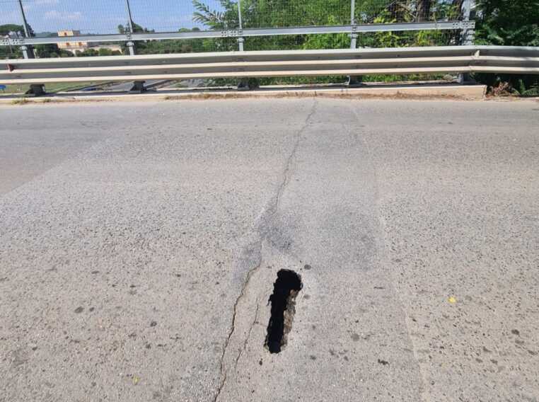 C’è una falla su uno dei giunti: chiuso al traffico il ponte di via Castel del Monte a Corato