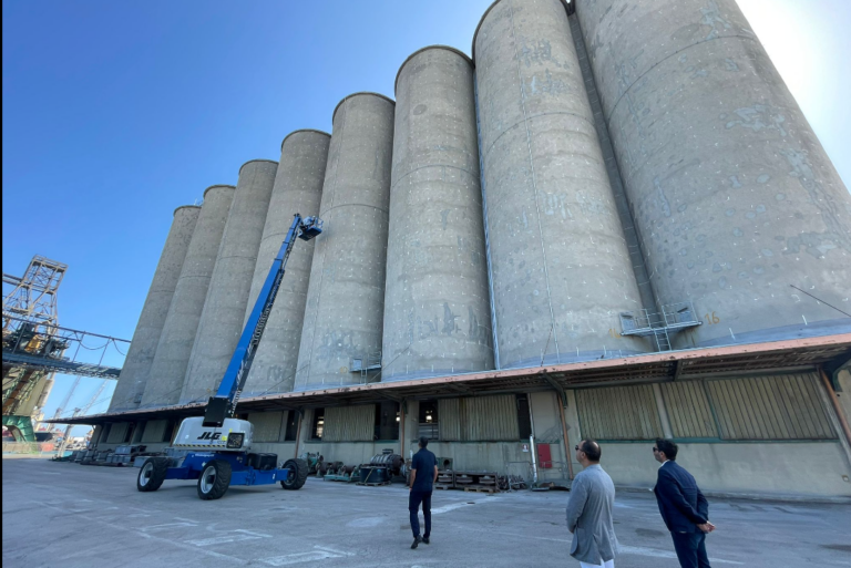 Bari, avviati lavori di street art su 16 silos del porto. Van Helten racconta San Nicola