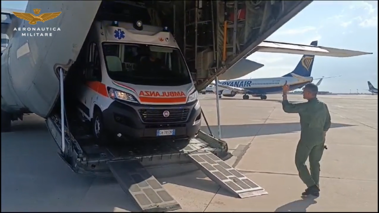 Bimbo di 6 anni in pericolo di vita. L’imbarco speciale del trasporto aereo da Bari a Roma|VIDEO