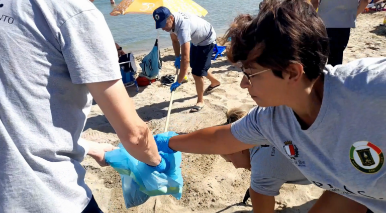 Galleria foto 'San Girolamo, accompagnamento sociale spiagge. Pulizia straordinaria con i Volontari ANFI Bari – VIDEO' - foto 2
