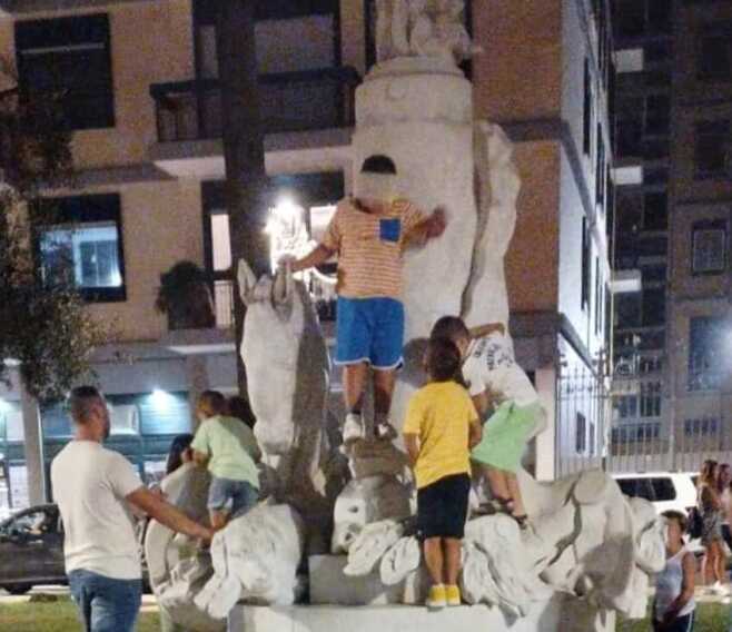 Vandali si arrampicano sulla statua di Virgilio a Brindisi