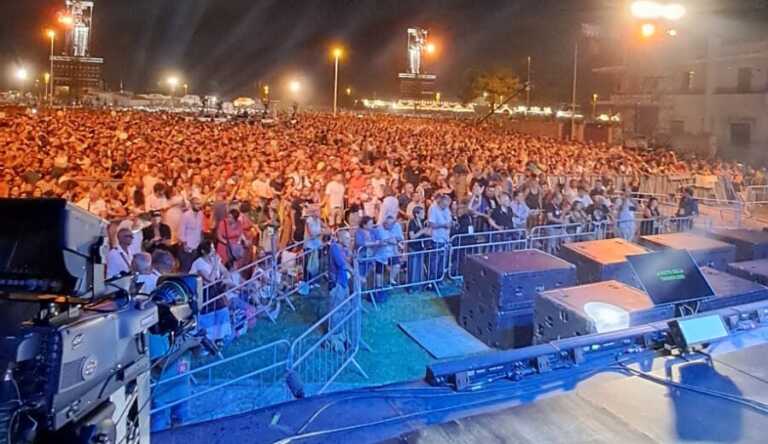 Galleria foto 'È la notte della Taranta. Attesi 250mila spettatori, Brunori Sas: «Pubblico incredibile»' - foto 1