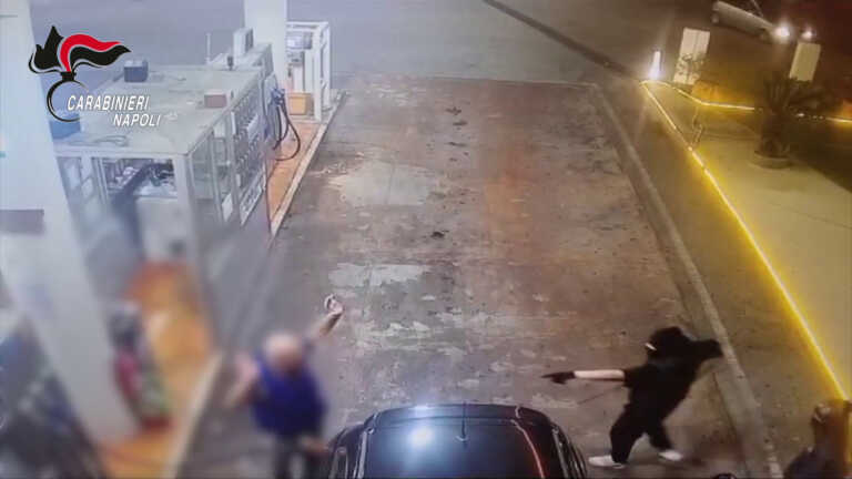 Galleria foto 'Rapina a distributore carburanti nel Napoletano, arrestati 3 giovani' - foto 1