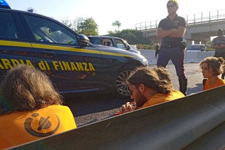 Clima: “Ultima generazione” protesta e blocca la SS16, intervengono le forze dell’ordine. Oltre 10 km di coda