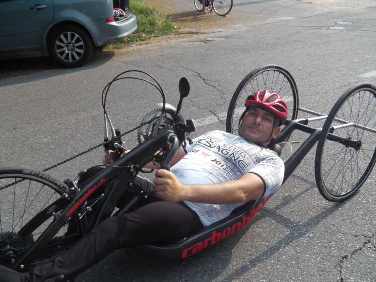 Da un mare all’altro della Puglia in handbike, lo sport oltre le barriere: l’impresa di Angelo Rammazzo