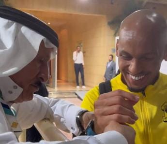 Galleria foto 'Arabia Saudita, Fabinho gioca bene: tifoso gli regala Rolex – Video' - foto 1
