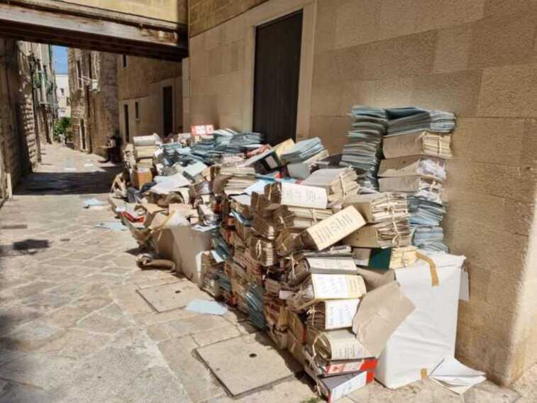 Non hanno una casa e decidono di occupare l’archivio comunale di Bisceglie: denunciate due persone