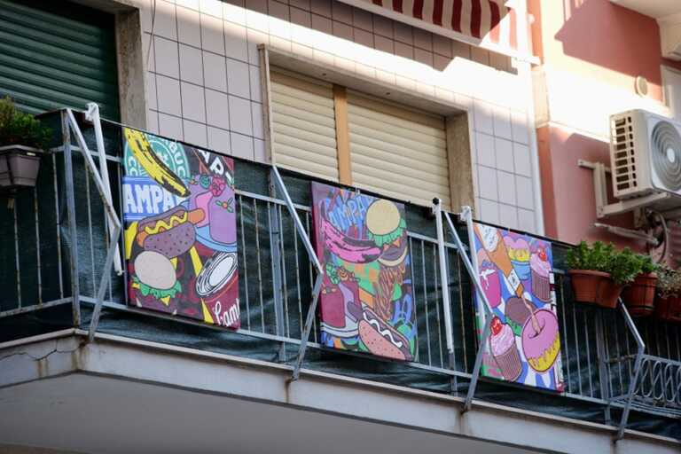 Galleria foto '“Il mattino ha Lory in bocca”, la galleria d’arte sui balconi dei palazzi di Bari. Fino al 27 agosto' - foto 1