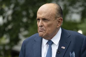 Galleria foto 'Assalto a Capitol Hill, Giuliani si consegna in Georgia: cauzione da 150mila dollari' - foto 1