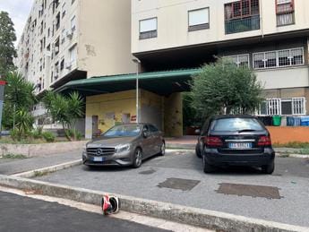 Galleria foto 'Attentato don Coluccia, il giorno dopo a Tor Bella Monaca spacciatori sui muretti e in strada' - foto 1