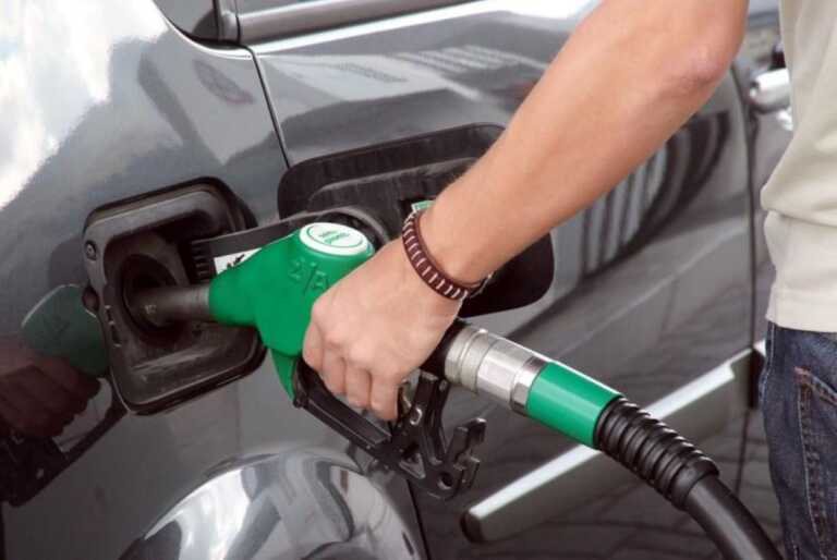 Caro carburanti, la benzina supera i 2 euro al litro: Basilicata e Puglia tra le regioni in cui costa di più