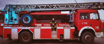 Galleria foto 'Bimbo bloccato in auto, salvato da vigile fuoco' - foto 1