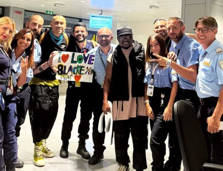 Galleria foto 'I Black Eyed Peas infiammano Lecce. E prima di partire la foto con il personale dell’aeroporto di Brindisi – VIDEO' - foto 1