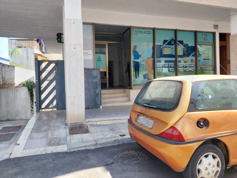 Casarano, ordigno esplode nella notte davanti a un’agenzia immobiliare. Indagano i carabinieri