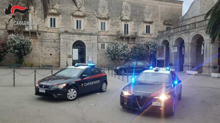 All’arrivo dei carabinieri getta la droga nel water: arrestato un 50enne andriese. In casa aveva anche armi