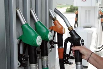 Carburanti, Altroconsumo: da inizio giugno rincari anche di 7 cent al litro