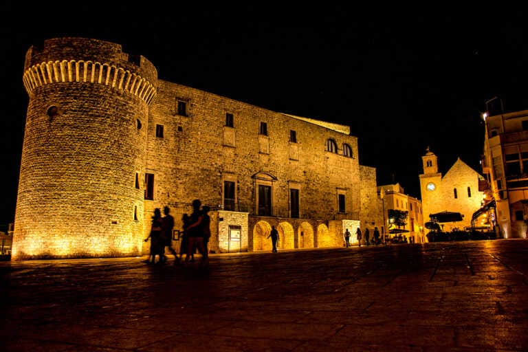 Conversano invasa da turisti italiani e stranieri, ma tanti si lamentano: «Mancano parcheggi e bagni pubblici»
