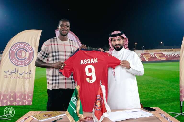 Galleria foto 'Lecce, ora è ufficiale: Ceesay saluta. È un nuovo giocatore del Damac Fc Saudi Club' - foto 1