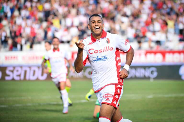 Ora è ufficiale: Cheddira è un giocatore del Frosinone. Il saluto del Bari: «In bocca al lupo Ualino»