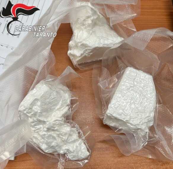 Taranto, sorpreso in auto con 300 dosi di cocaina: arrestato un 37enne al quartiere Borgo