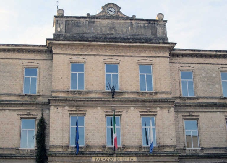 Trani, assistente sociale aggredita mentre era al lavoro: una donna ha minacciato di darle fuoco
