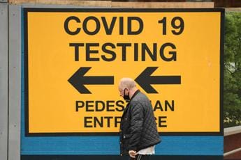 Galleria foto 'Covid Gb, casi e ricoveri in rialzo: esperti invocano ritorno mascherine' - foto 1