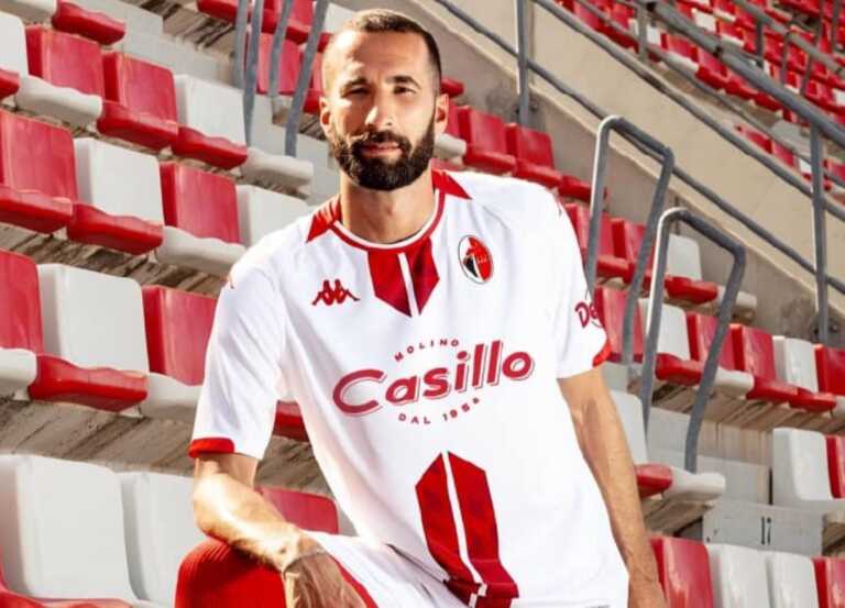 Soccerbible.com promuove la maglia del Bari: nella top 10 tra le più belle d’Europa. «Design semplice ma efficace»