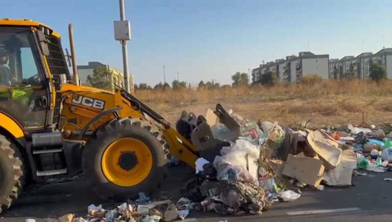 Un’altra discarica abusiva a cielo aperto a Bari: Amiu bonifica un’area al quartiere San Pio – VIDEO